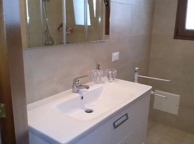 Josephine Holidays * ليتشي